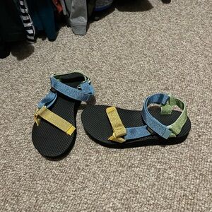 Teva women’s sandals size 6, NEVER WORN
